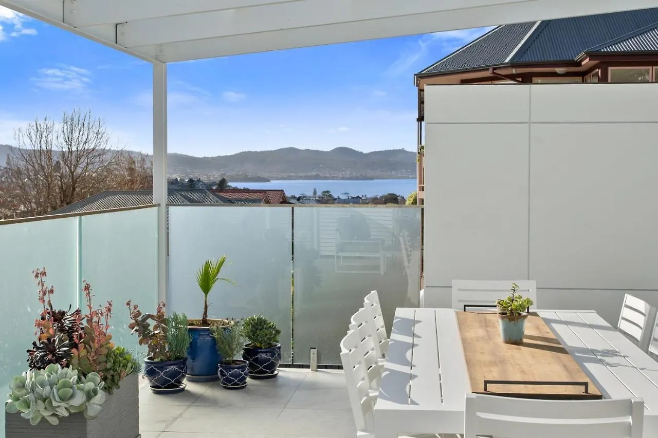 Lord Street Villa - Spacious Comfort & River Views 호바트