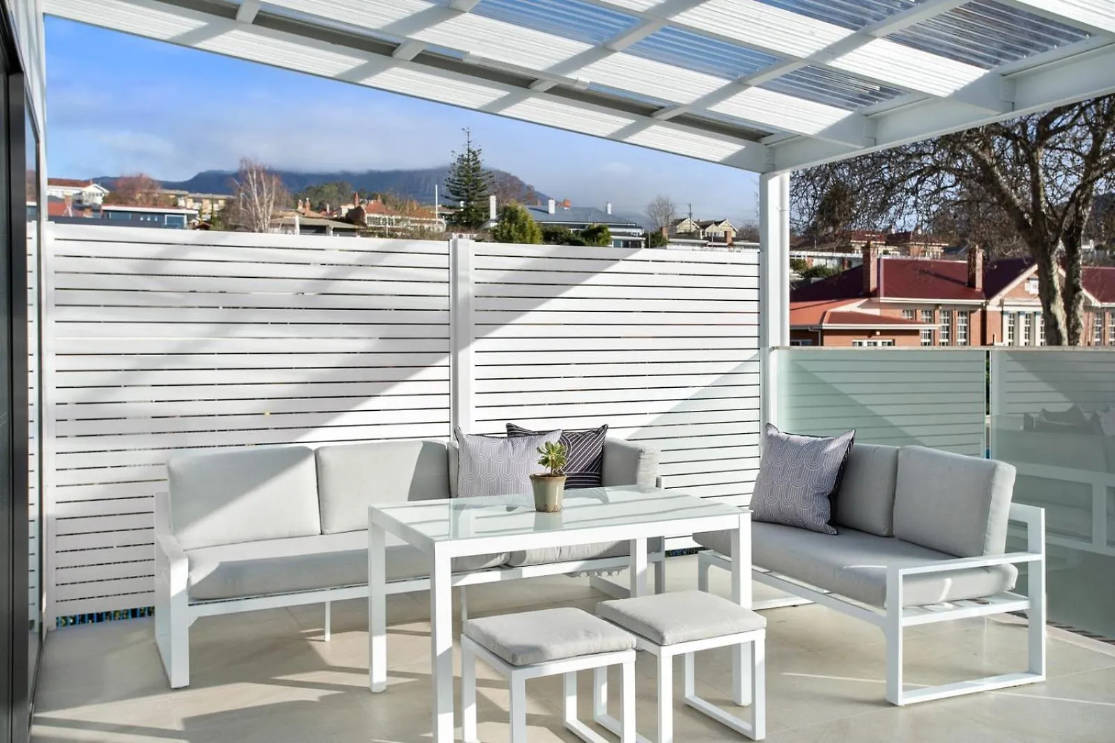 Lord Street Villa - Spacious Comfort & River Views Hobart