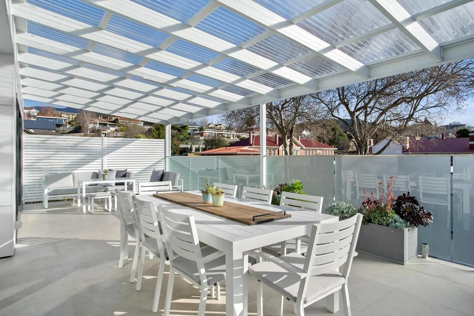 Lord Street Villa - Spacious Comfort & River Views Hobart